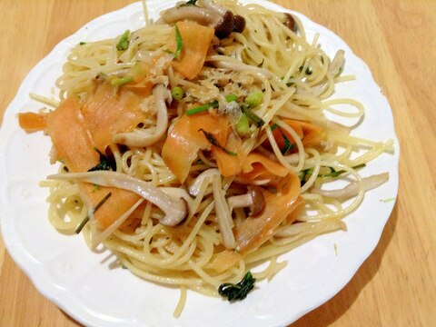 山菜でパスタにチーズのソース